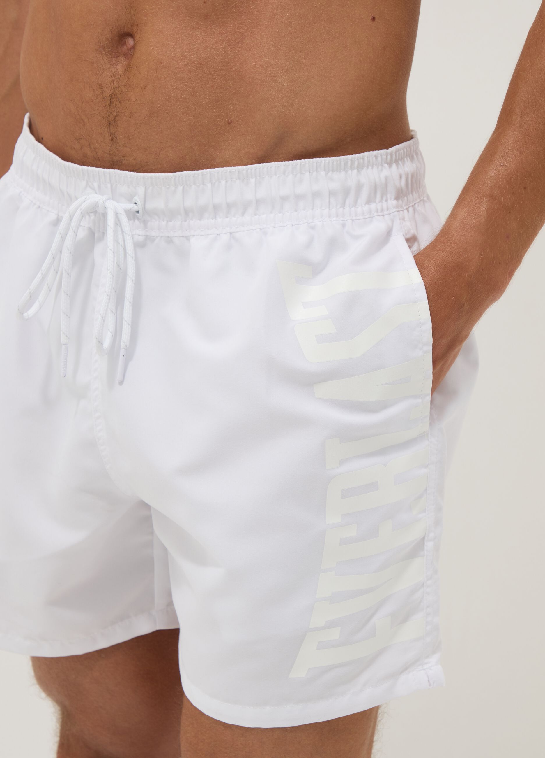Wei&szlig;e Badeshorts mit Kordelzug