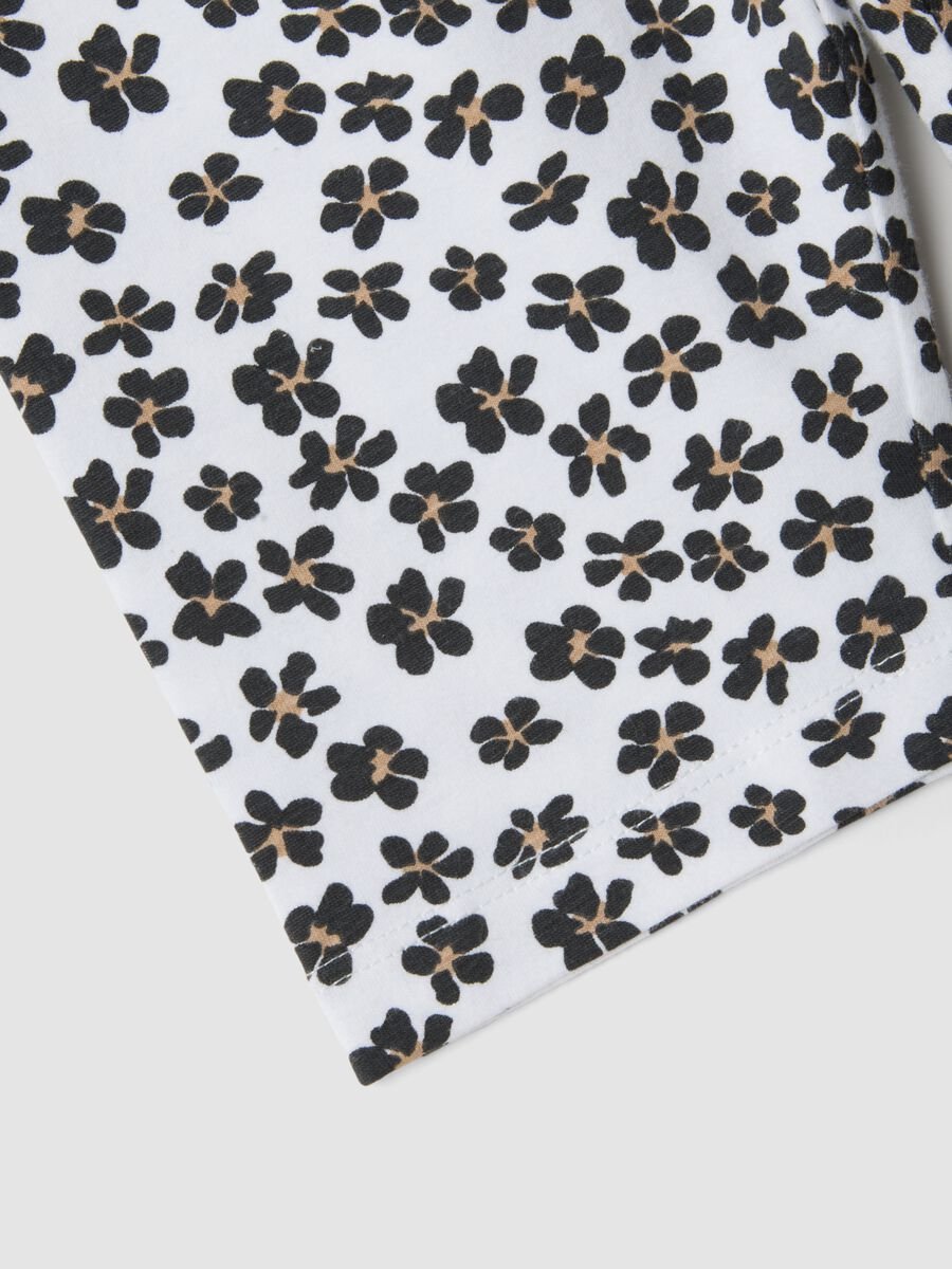 Wei&szlig;e Shorts aus Bio-Baumwolle mit Blumenprint_3