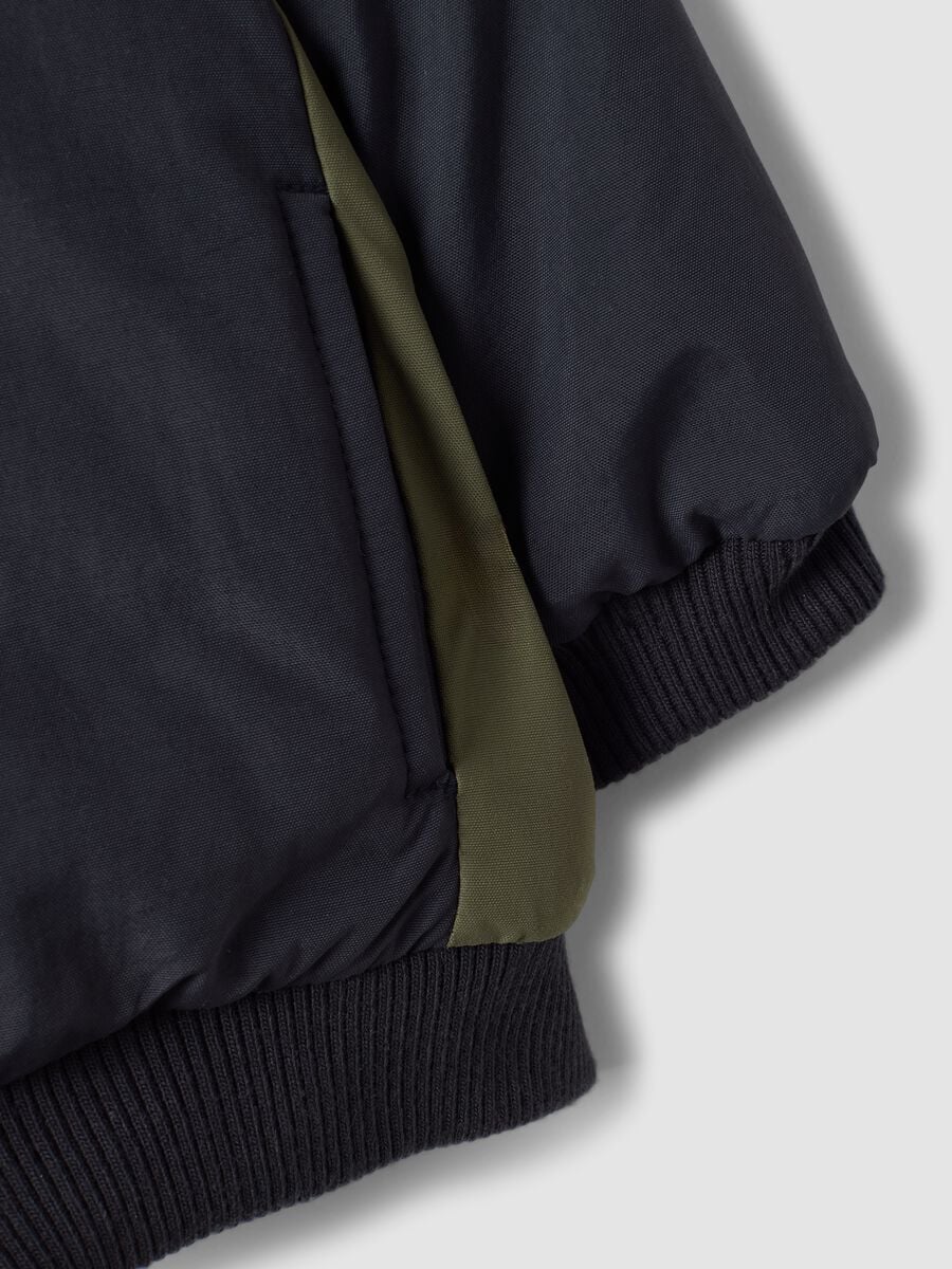Dunkelblaue Kapuzenjacke mit Rei&szlig;verschluss_3