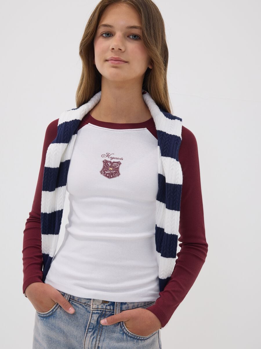 &Lambda;&epsilon;&upsilon;&kappa;ό &pi;&alpha;&iota;&delta;&iota;&kappa;ό T-shirt &alpha;&pi;ό &epsilon;&lambda;&alpha;&sigma;&tau;&iota;&kappa;ό &beta;&alpha;&mu;&beta;ά&kappa;&iota; &mu;&epsilon; έ&mu;&beta;&lambda;&eta;&mu;&alpha; Hogwarts_1