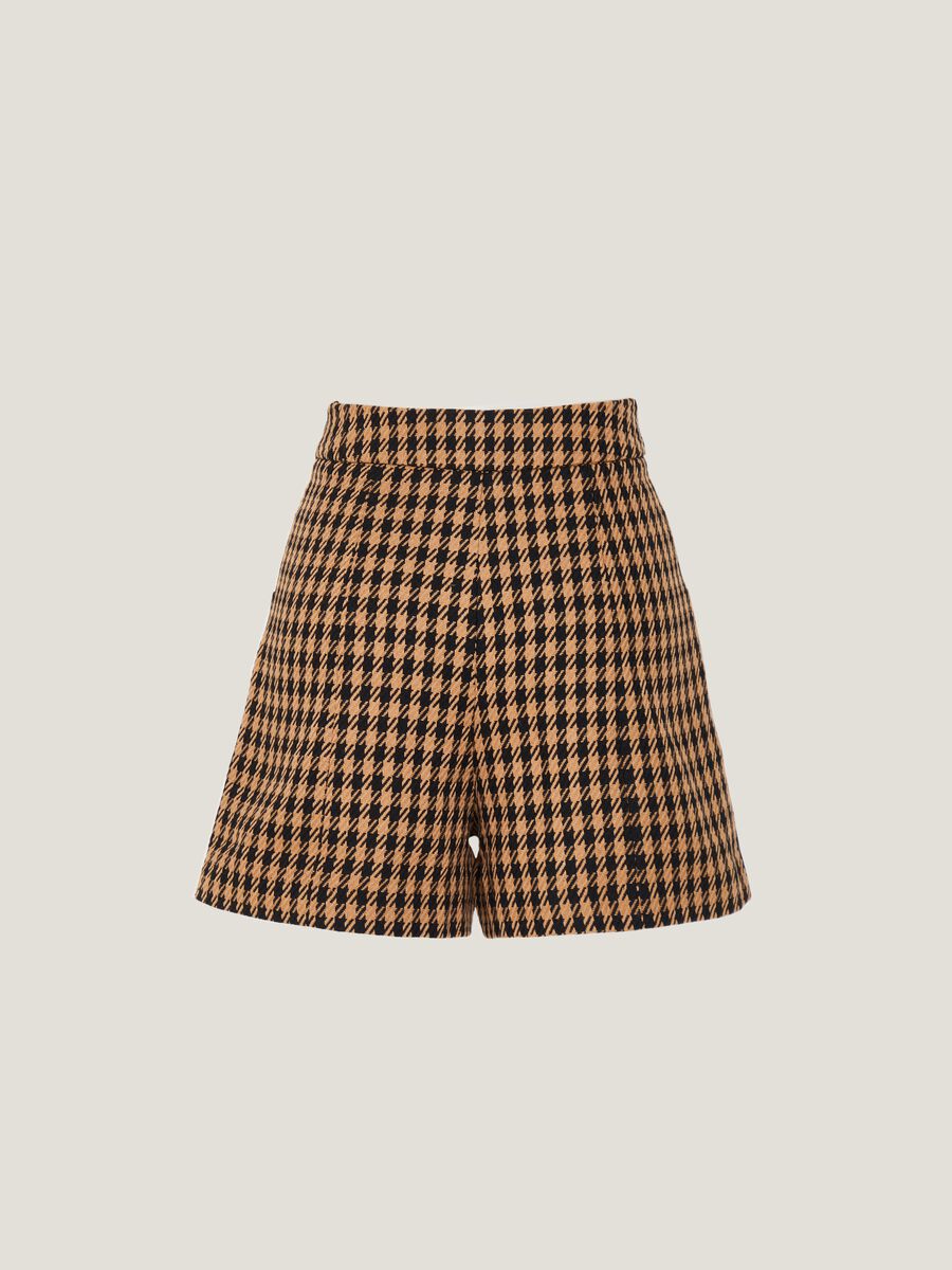 Houndstooth shorts with golden buttons_1