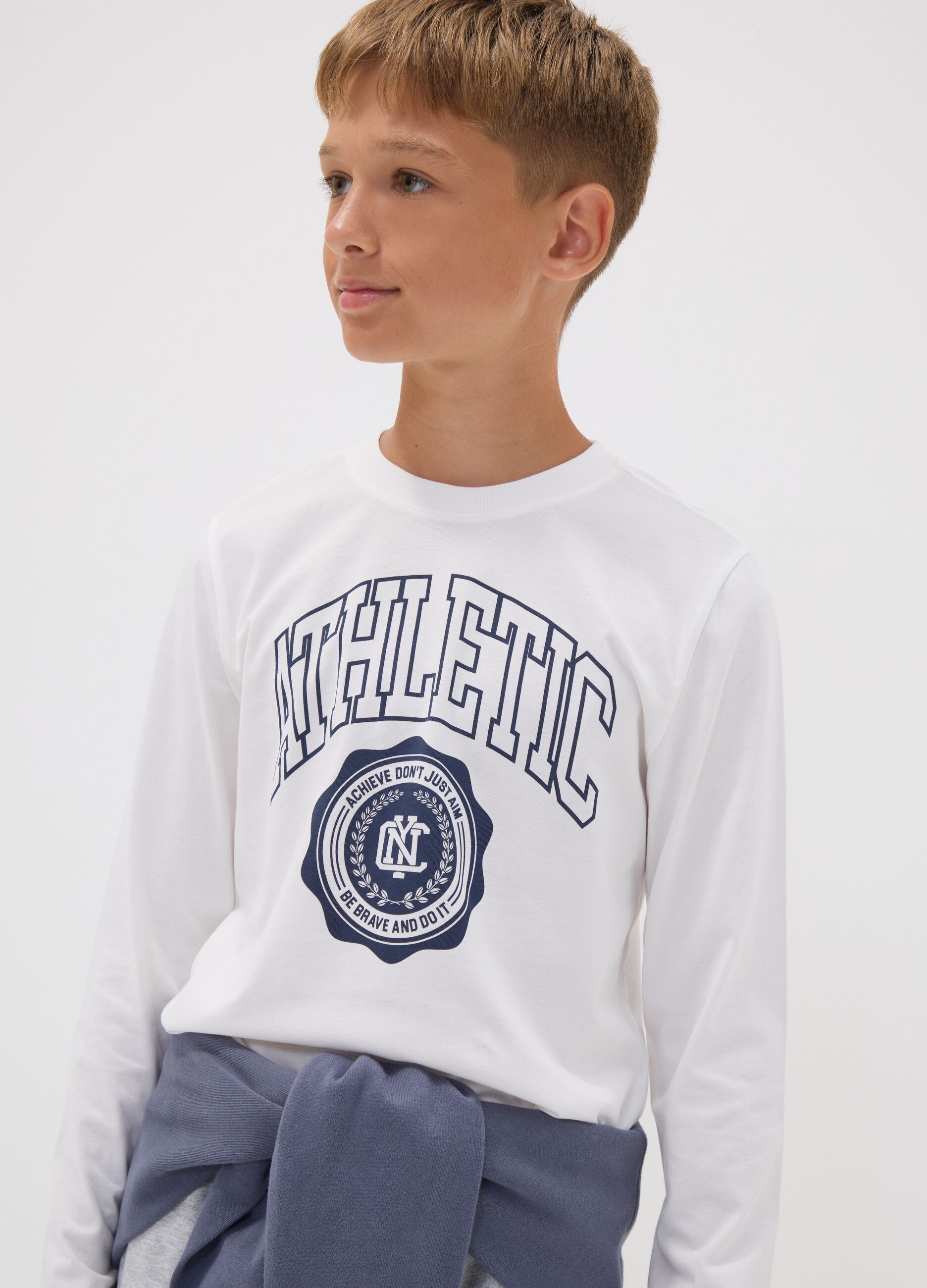 T-shirt branca de algod&atilde;o org&acirc;nico com estampado gr&aacute;fico para rapaz