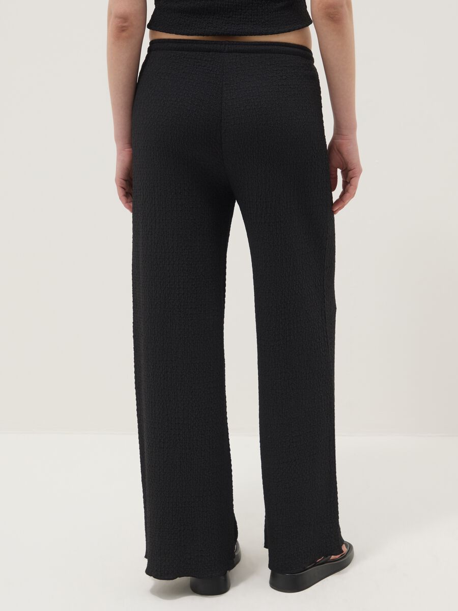 Schwarze Stretch-Hose mit weitem Bein und Crinkle-Optik_3