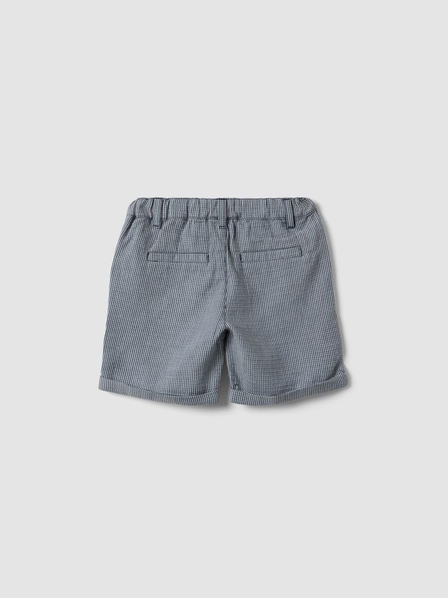 Blue and white checked cotton shorts for toddlers, regular fit_1