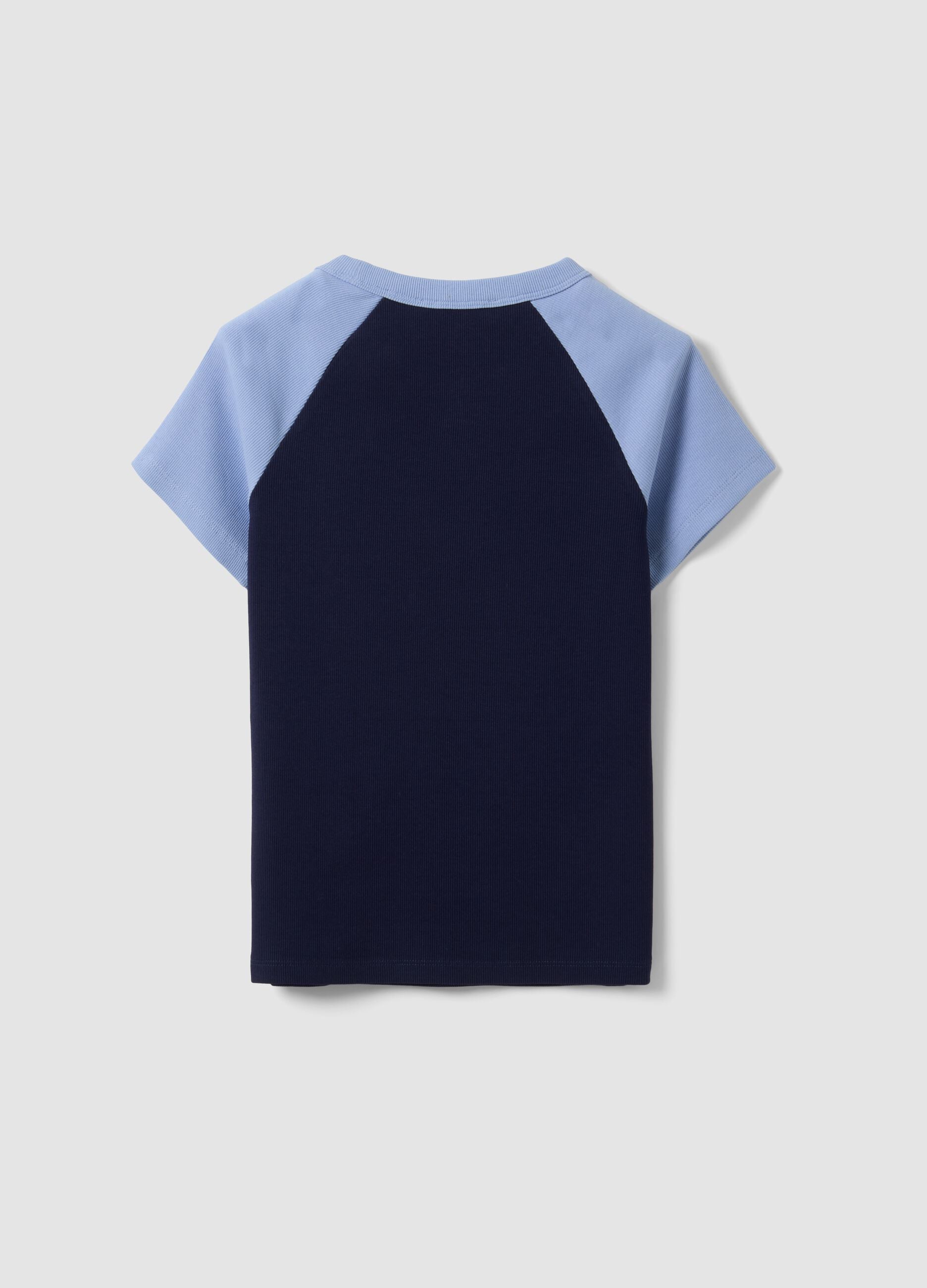 T-shirt blu in cotone elasticizzato a girocollo con maniche a contrasto