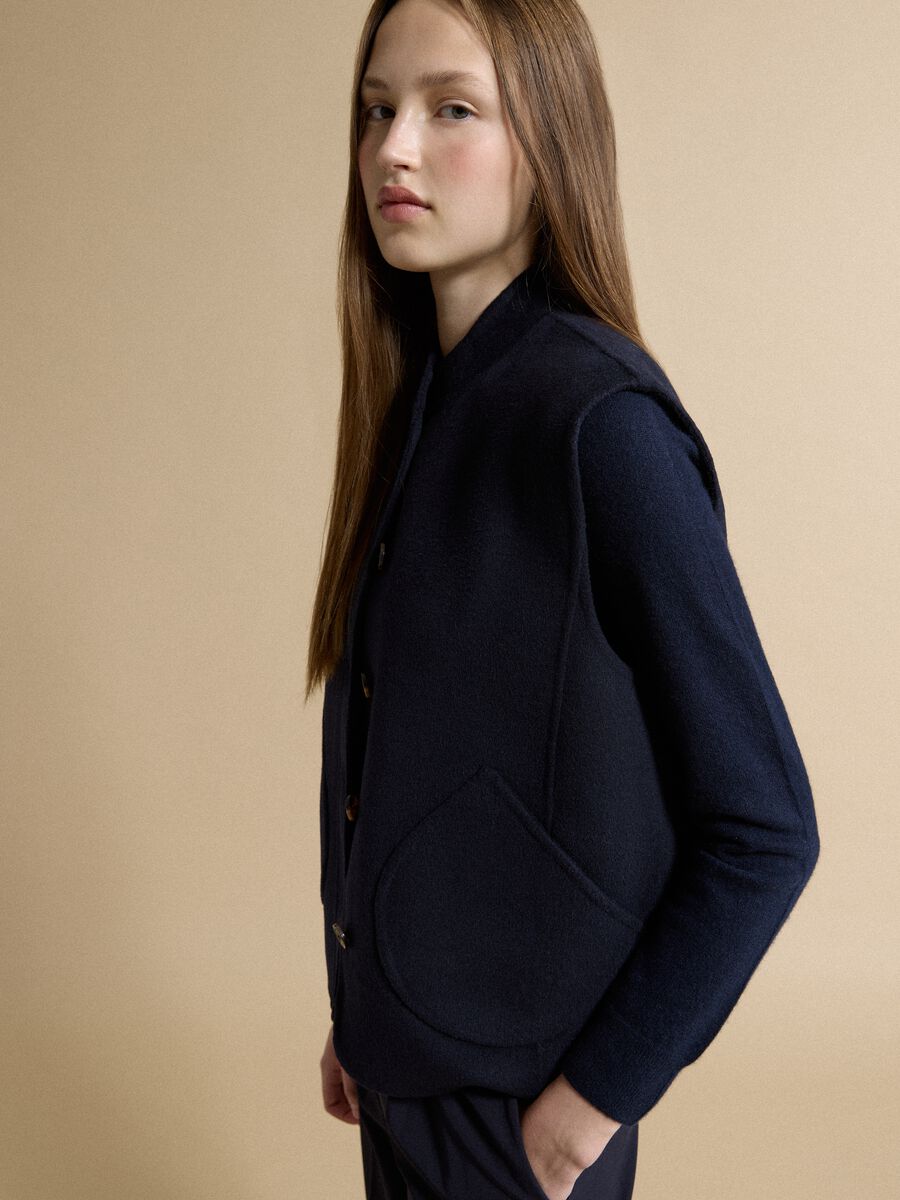 Blaues Gilet aus Woll-Viskose-Mix mit aufgesetzten Taschen_1