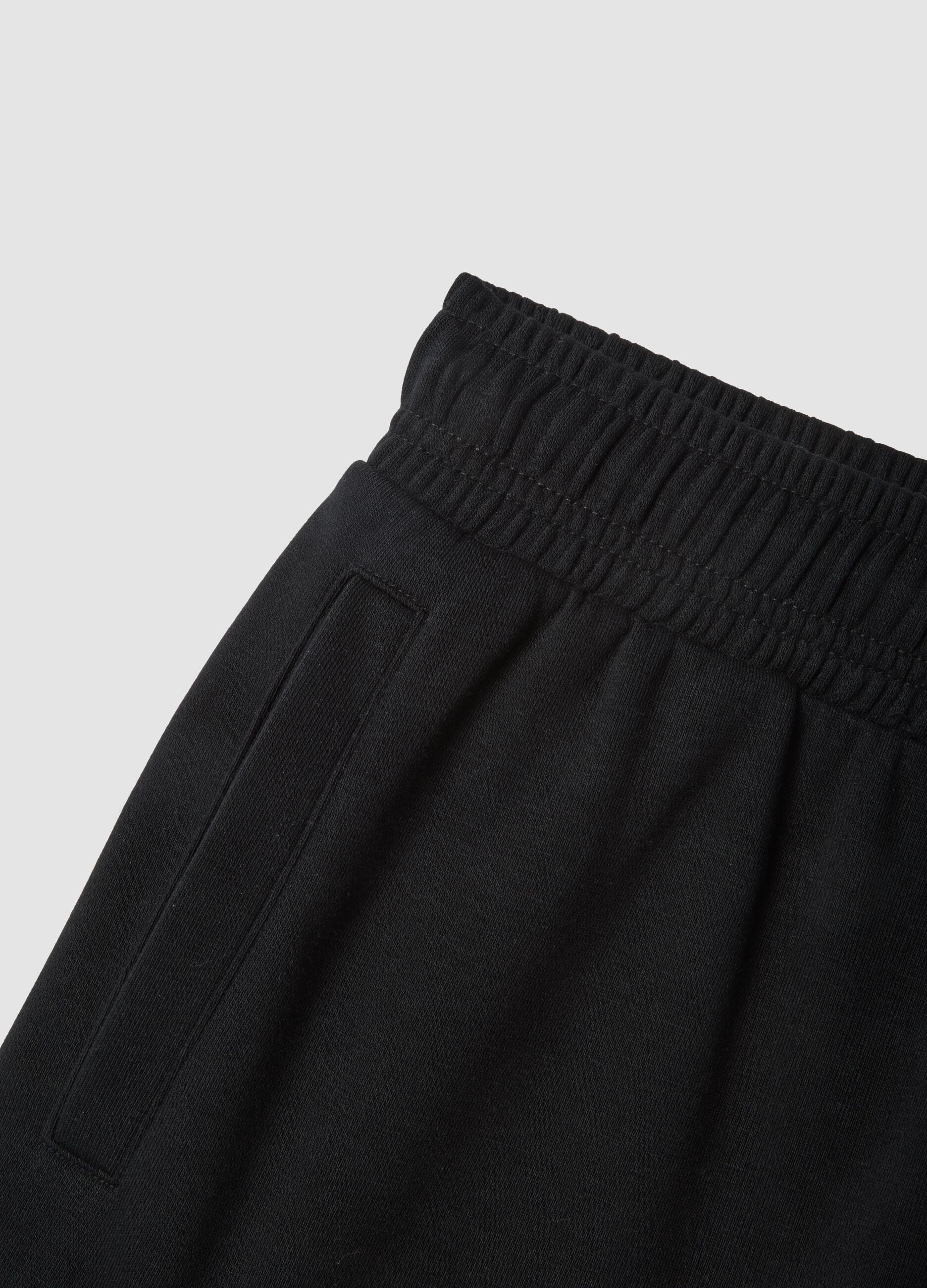 Bermuda neri in misto cotone con tasche cargo relaxed fit