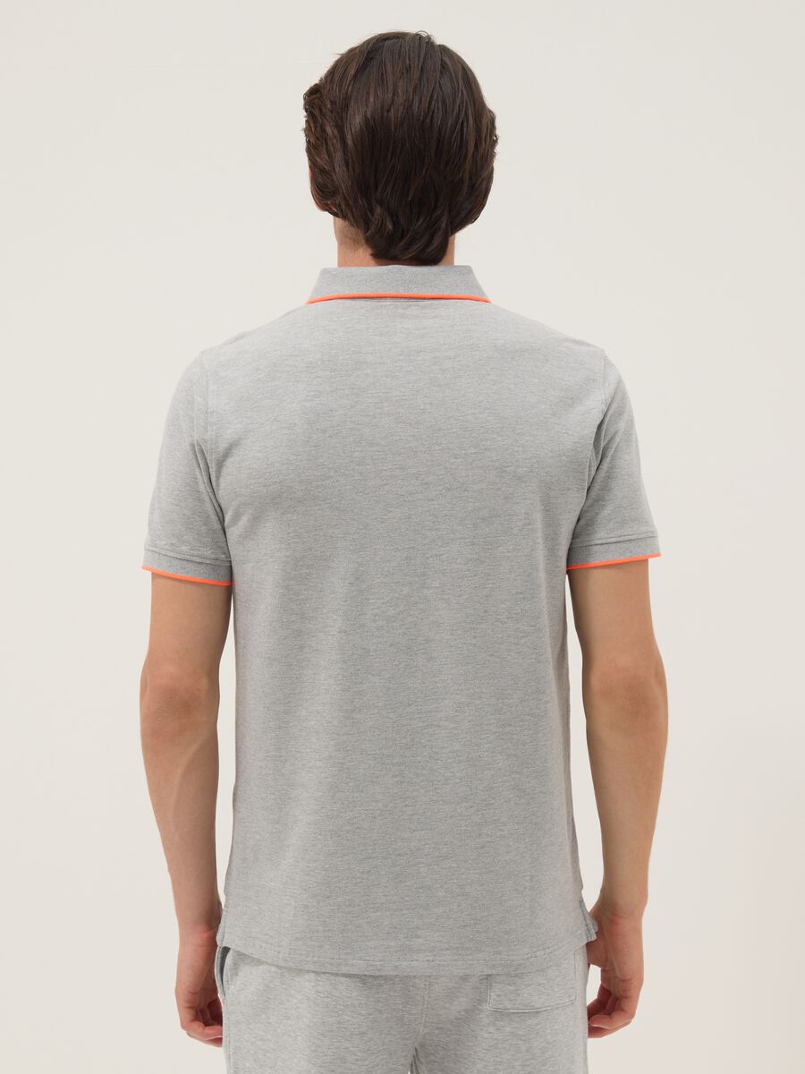 Graues Polo aus Stretch-Baumwolle mit Kontrastpaspel_3