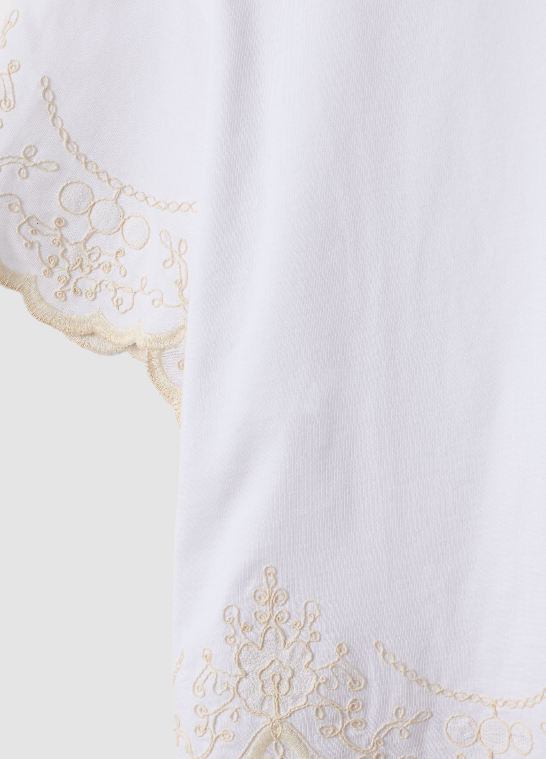 &Lambda;&epsilon;&upsilon;&kappa;ό T-shirt &alpha;&pi;ό 100% &beta;&alpha;&mu;&beta;ά&kappa;&iota; &mu;&epsilon; &kappa;&epsilon;&nu;&tau;ή&mu;&alpha;&tau;&alpha;, regular fit