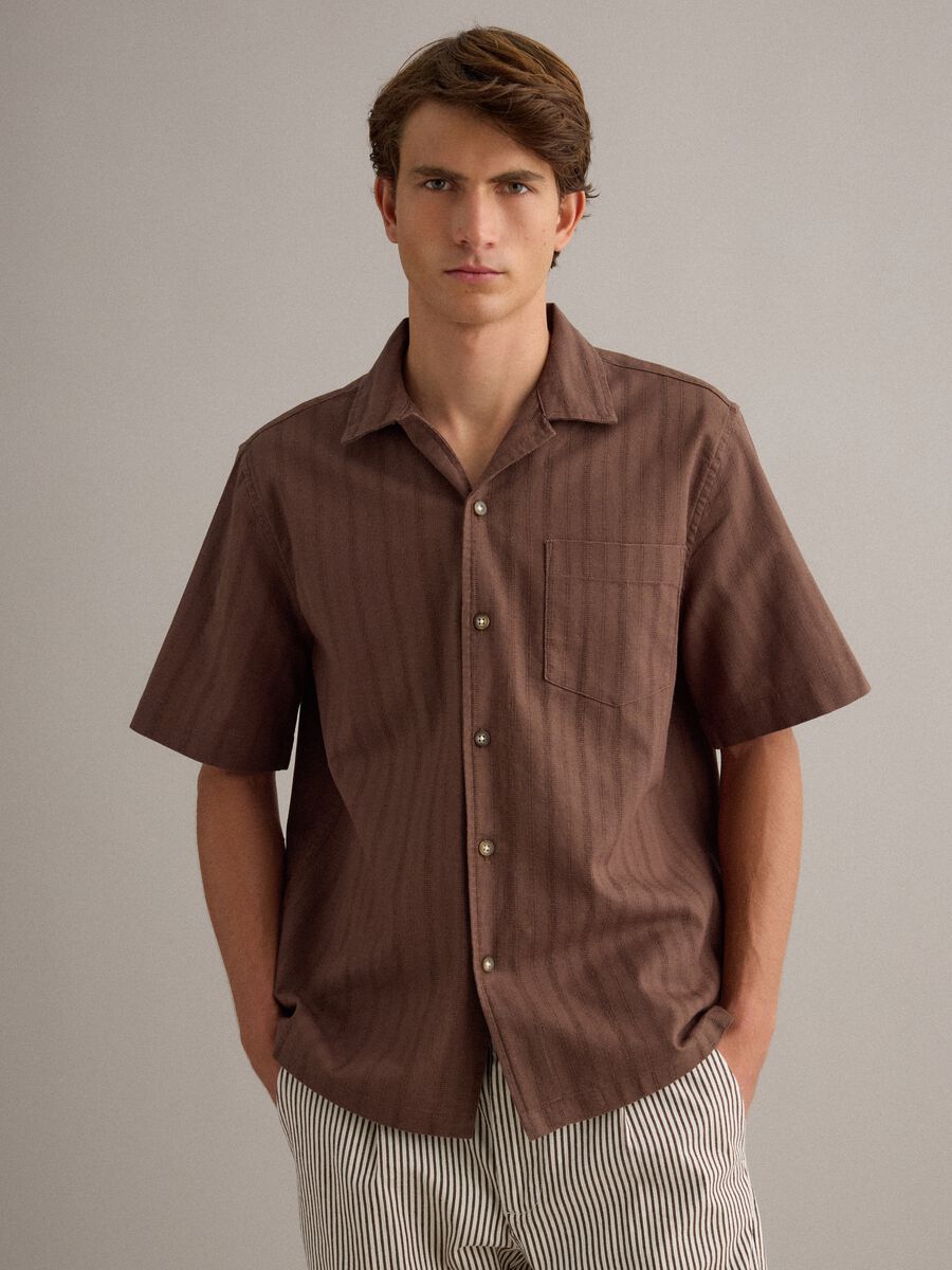 Braunes Regular-Fit-Hemd aus reiner Baumwolle mit Streifen und Brusttasche_1
