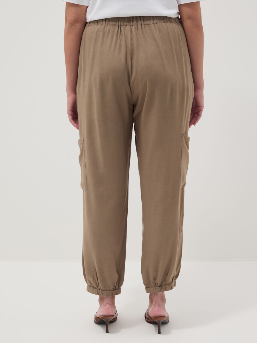Cal&ccedil;as jogger castanhas em mistura de viscose e linho, corte regular_2