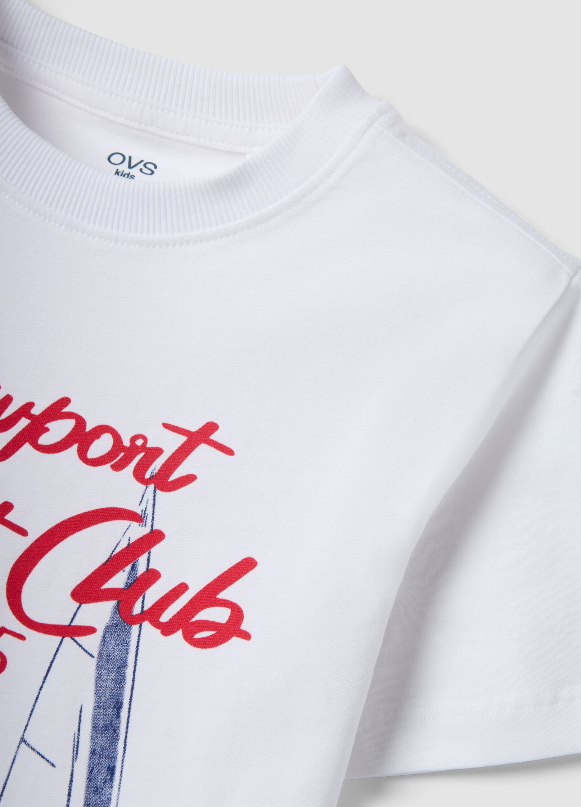 &Lambda;&epsilon;&upsilon;&kappa;ό &pi;&alpha;&iota;&delta;&iota;&kappa;ό T-shirt &alpha;&pi;ό 100% &beta;&alpha;&mu;&beta;ά&kappa;&iota; &mu;&epsilon; &tau;ύ&pi;&omega;&mu;&alpha; &iota;&sigma;&tau;&iota;&omicron;&pi;&lambda;&omicron;ΐ&alpha;&sigmaf;