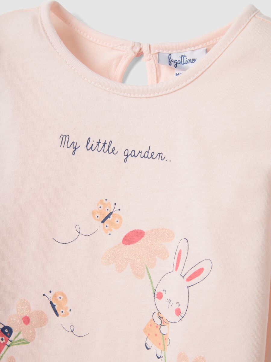 T-shirt a maniche lunghe in puro cotone rosa da bimba con stampe_2