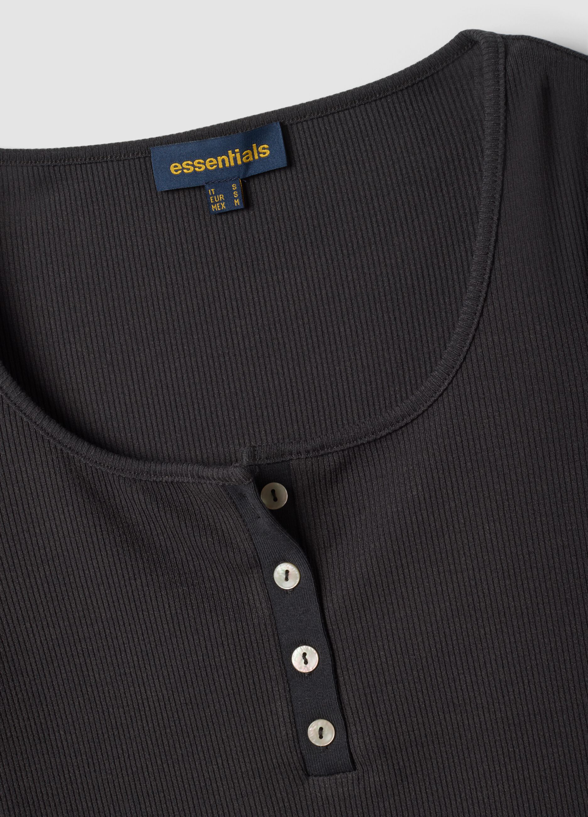 T-shirt nera in viscosa elasticizzata con girocollo