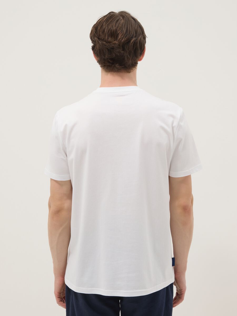 Wei&szlig;es T-Shirt aus reiner Baumwolle mit Frontprint, Regular Fit_3