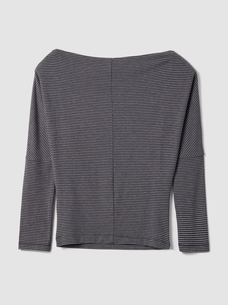 Graues, gestreiftes T-Shirt aus Stretch-Viskose mit U-Boot-Ausschnitt_2