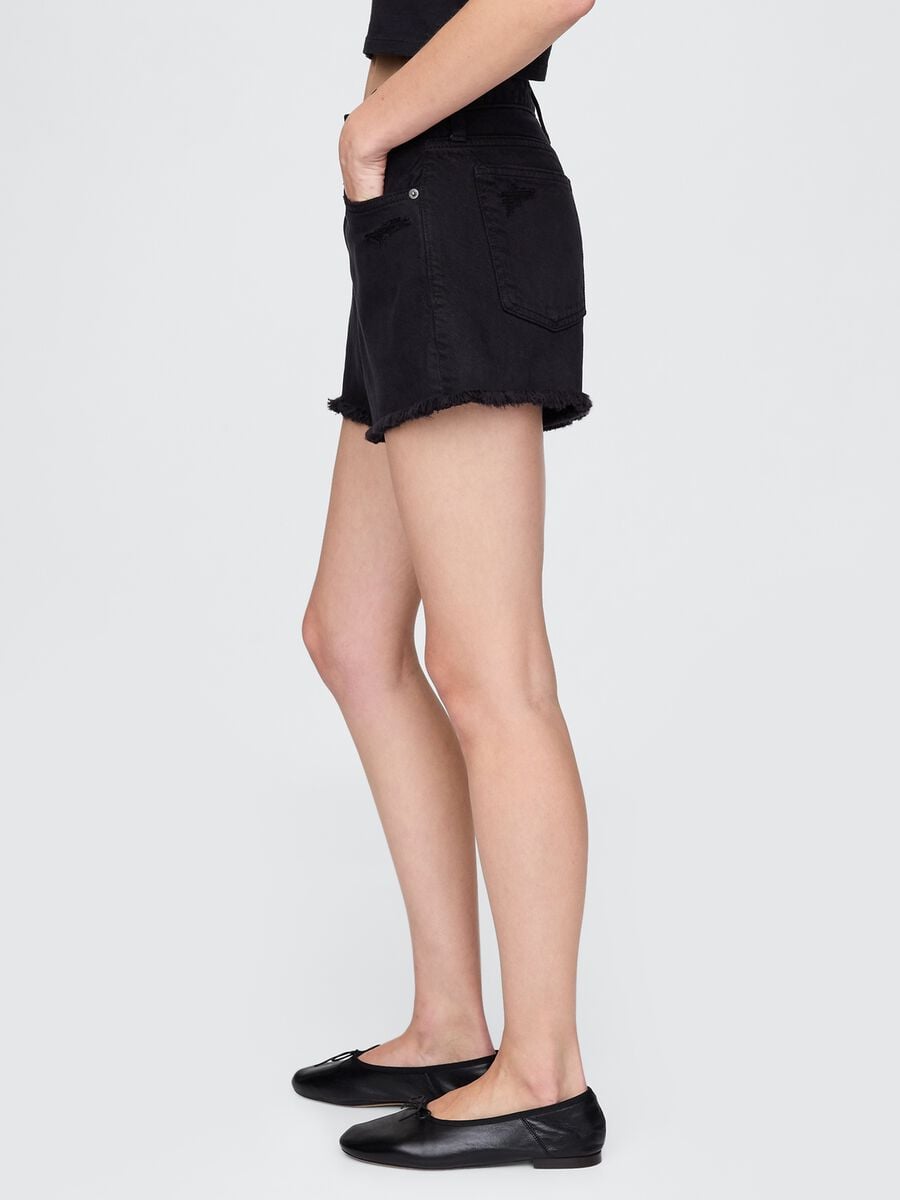 Schwarze Denim Shorts mit Fransenabschluss_3