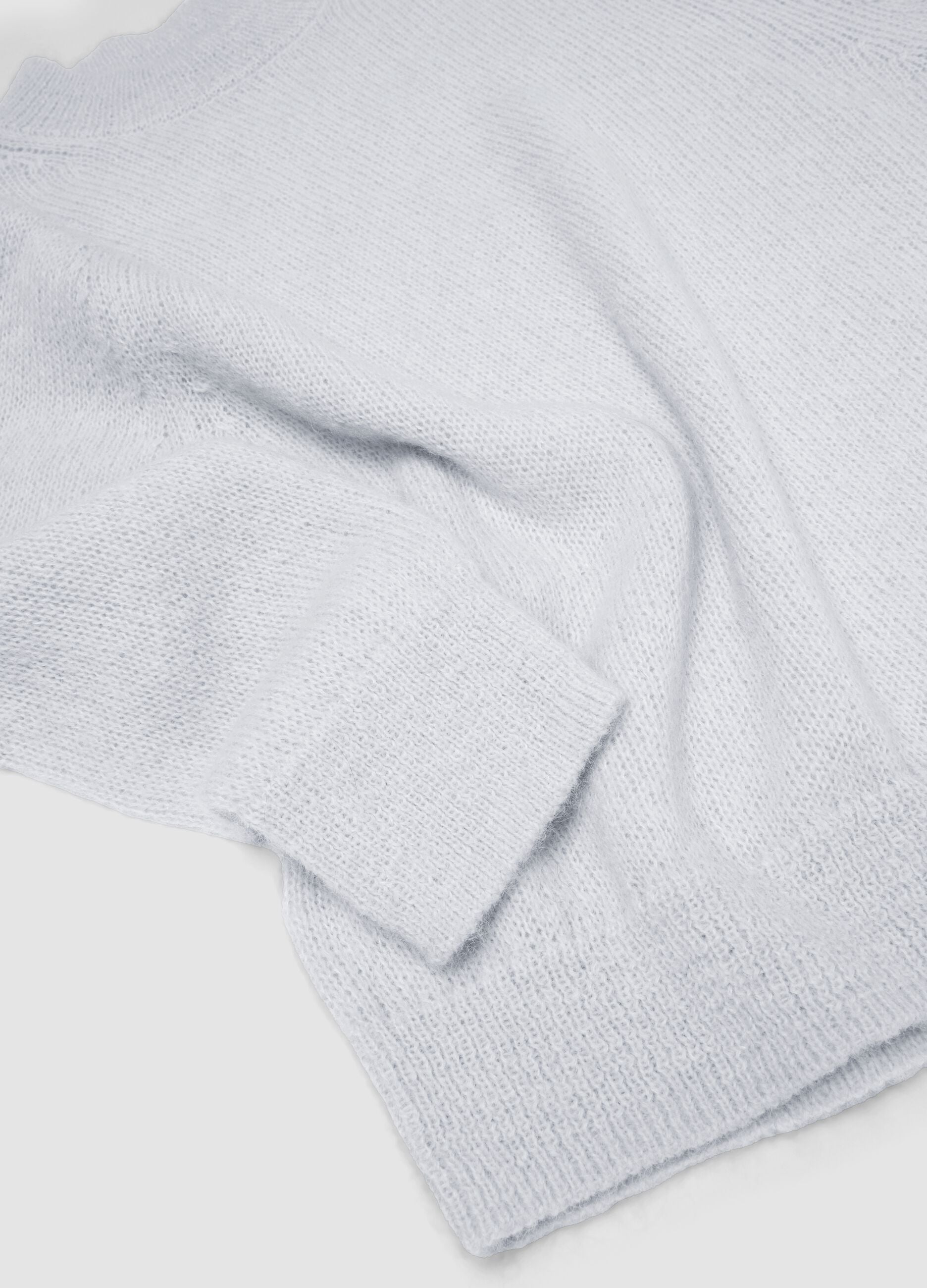 Mohair-Rundhalspullover in Hellbeige