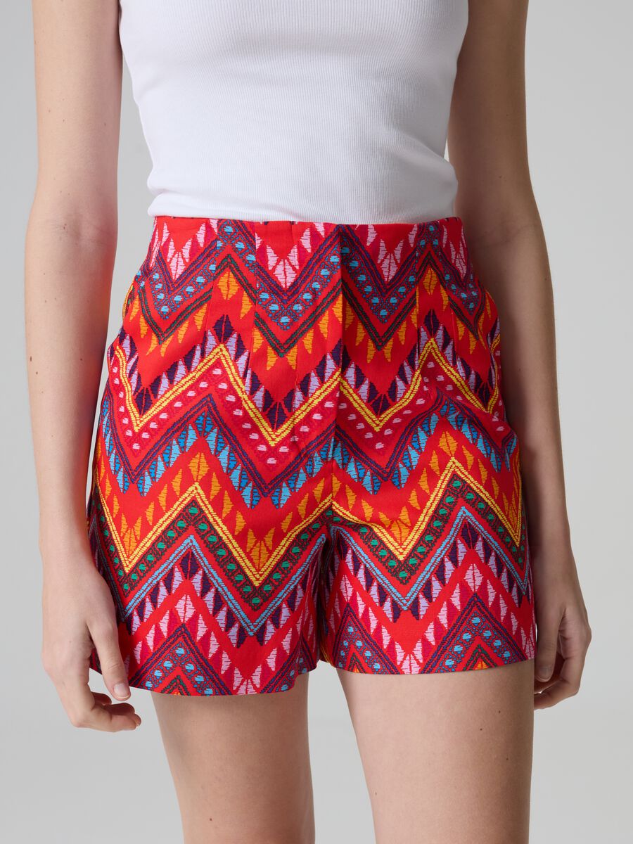 Shorts in multicoloured ethnic print_1