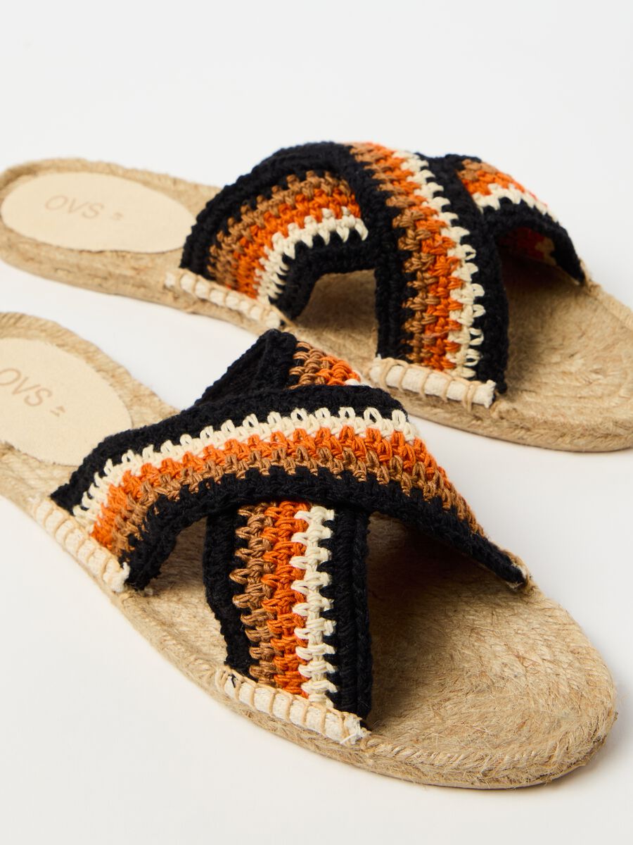 Sandals with crossover crochet straps_1