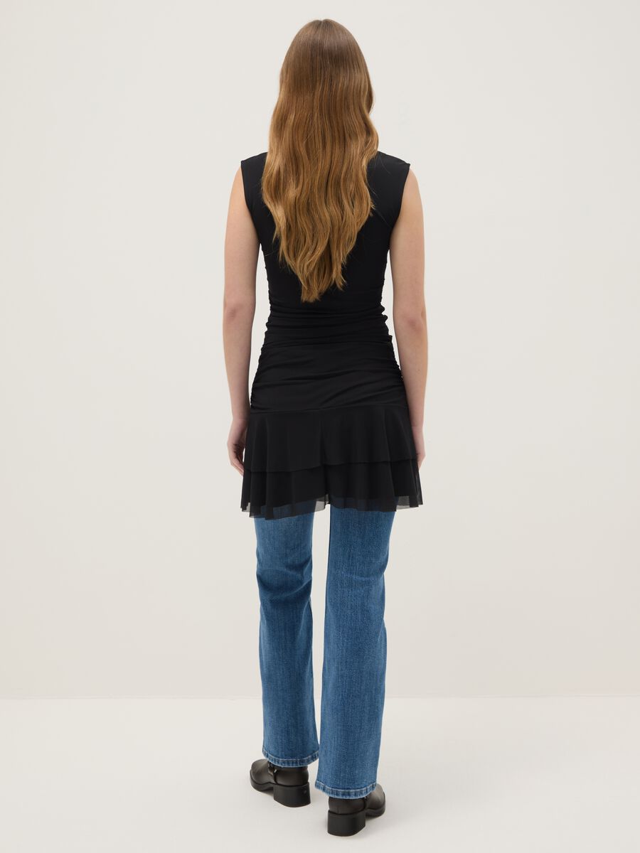 Schwarzes &auml;rmelloses Kleid mit regul&auml;rer Passform_3