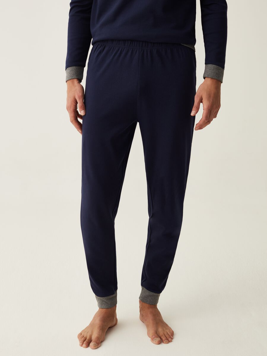 Full-length pyjamas with contrasting colour trims_3
