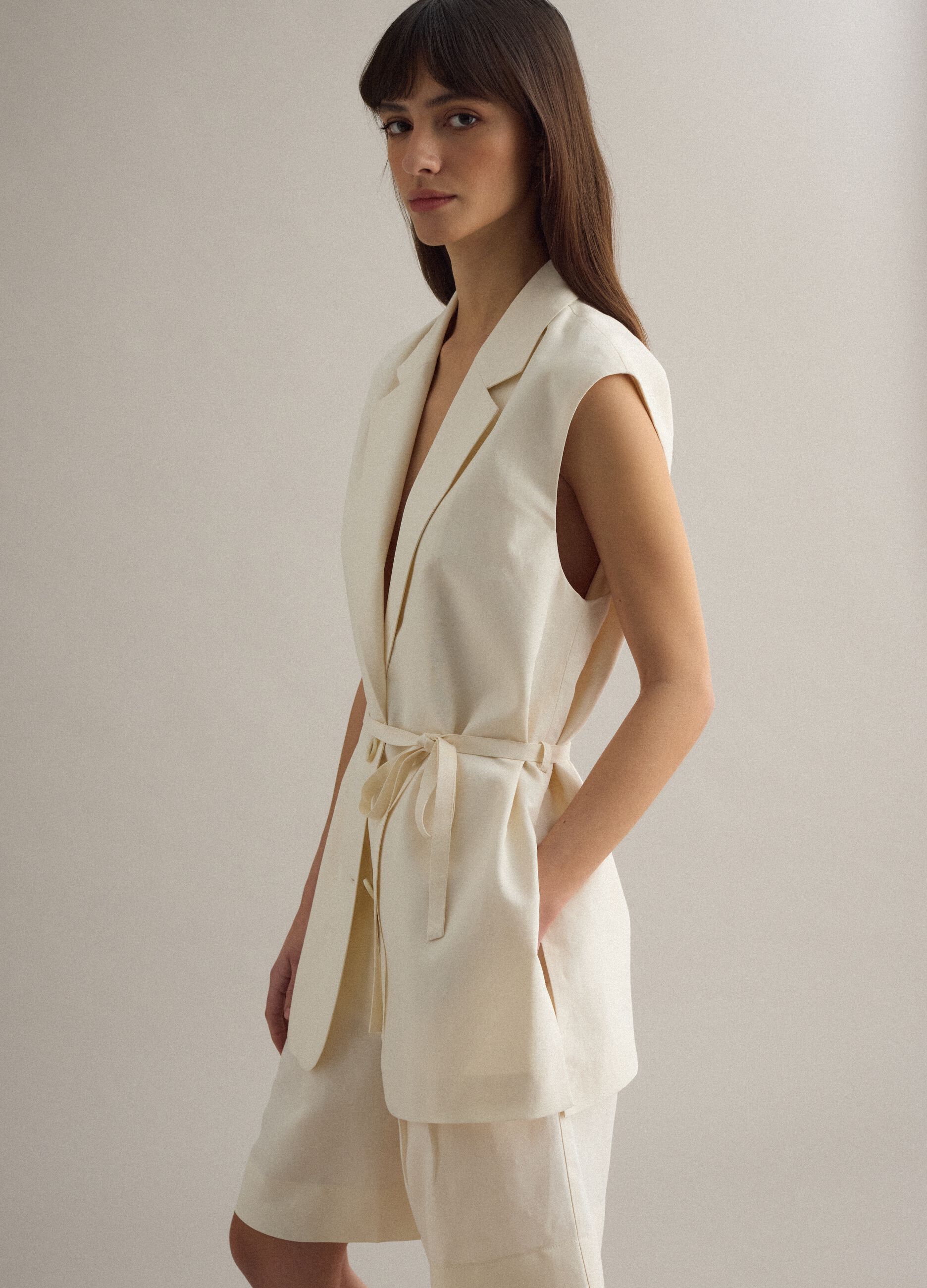 Gilet blanc regular en m&eacute;lange lyocell et lin avec ceinture