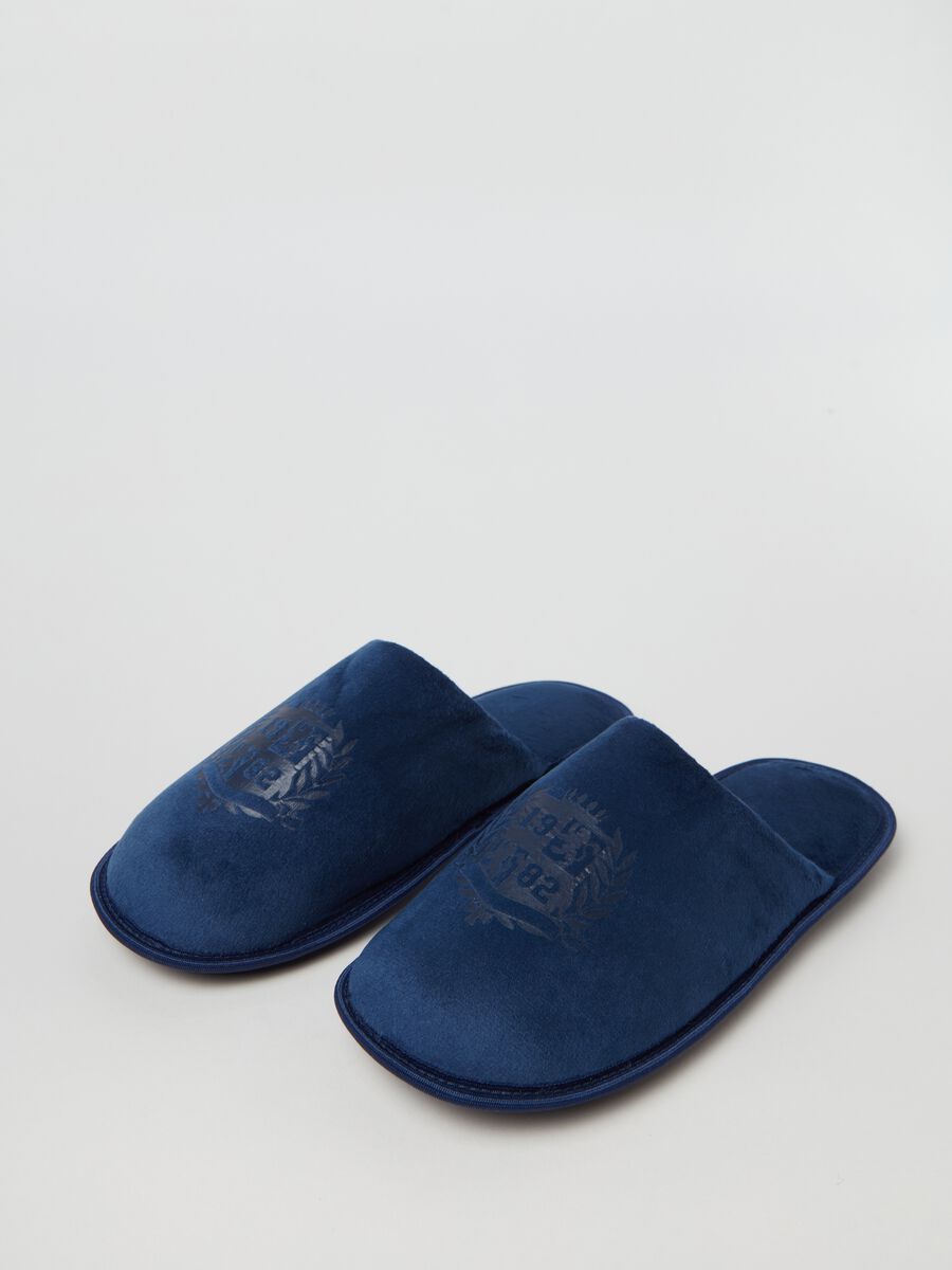 Chenille slippers with printed emblem_1