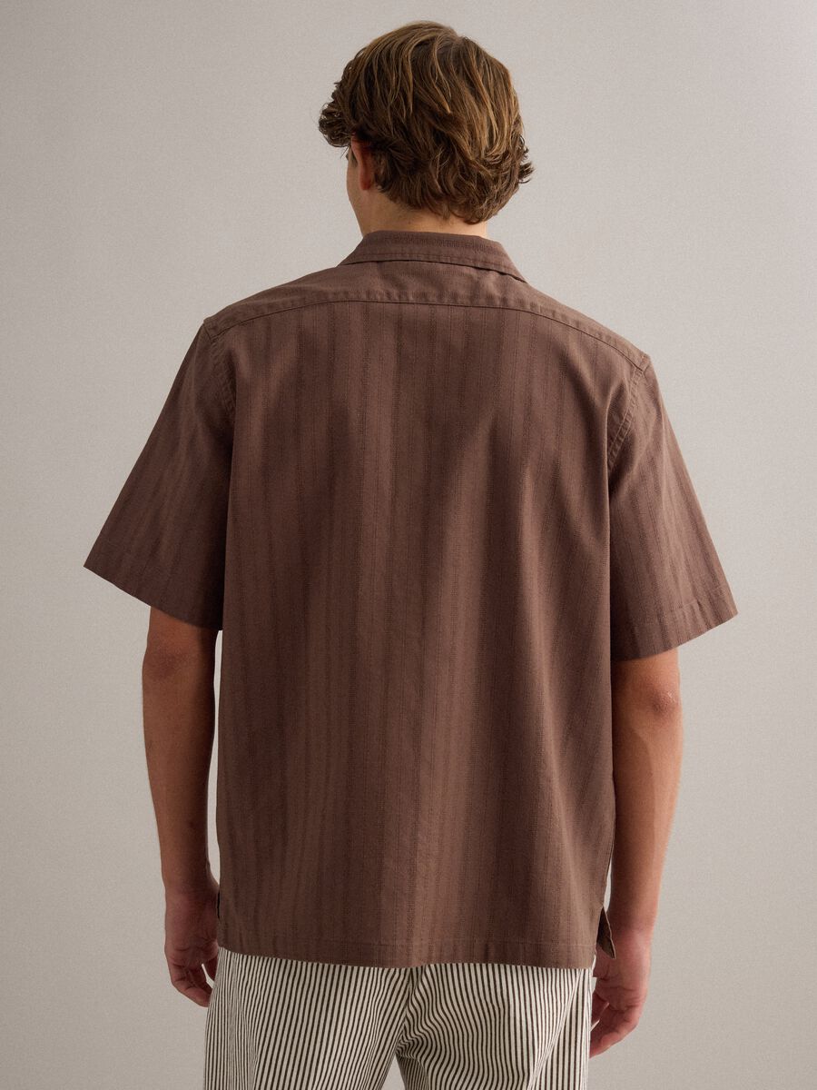 Braunes Regular-Fit-Hemd aus reiner Baumwolle mit Streifen und Brusttasche_3