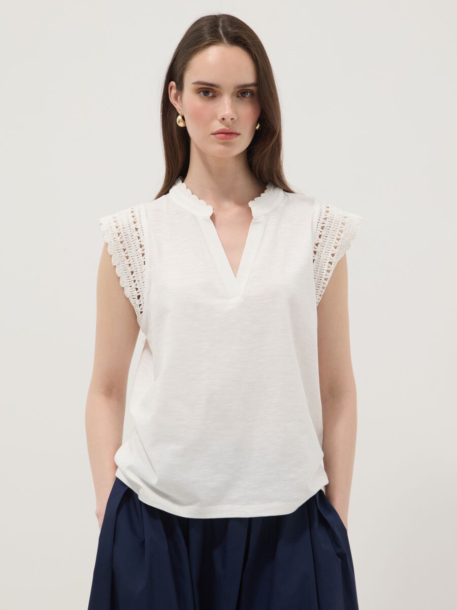 Top blanco de algod&oacute;n puro regular fit con detalles de crochet_1
