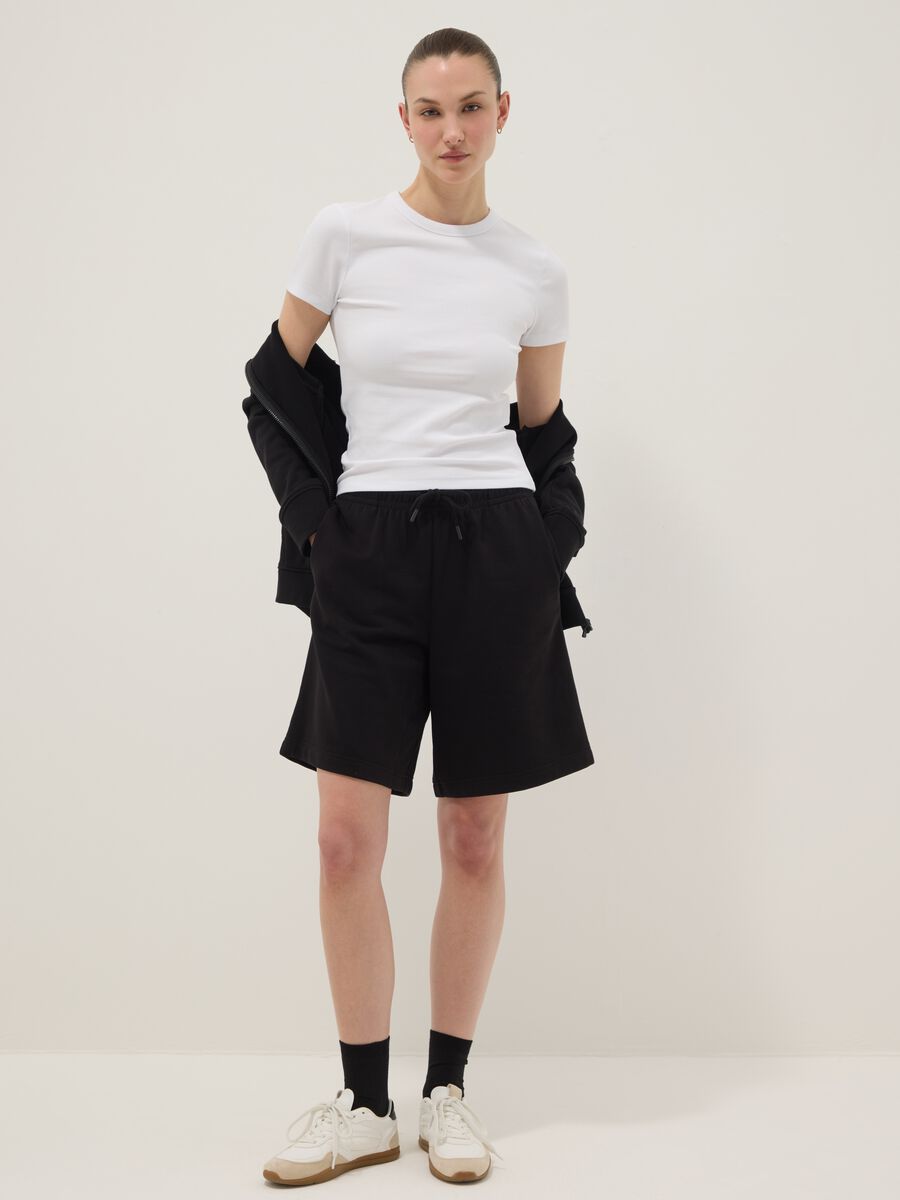 Wei&szlig;es, figurbetontes T-Shirt aus Stretch-Baumwolle mit kurzen &Auml;rmeln_2