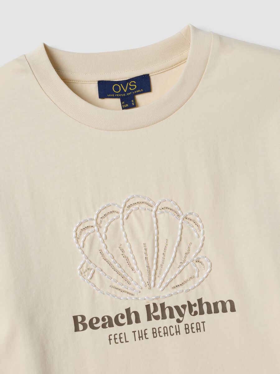 Camiseta beige de manga corta en algod&oacute;n puro con bordado_1