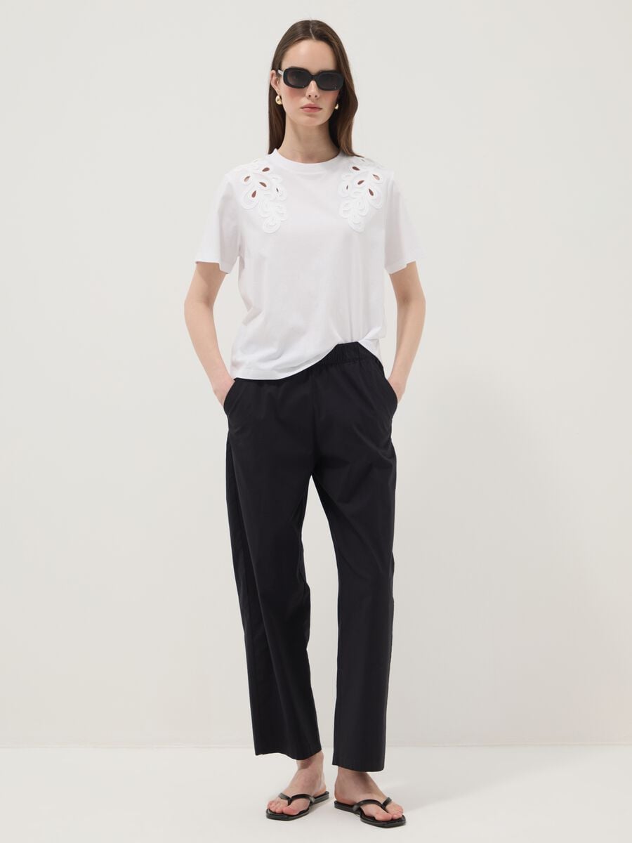 Camiseta blanca de algod&oacute;n puro con bordados, corte regular_1