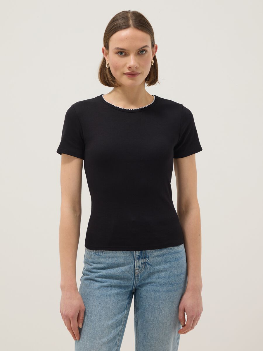 Schwarzes Regular-Fit-T-Shirt aus reiner Baumwolle mit Kontrastnaht_0