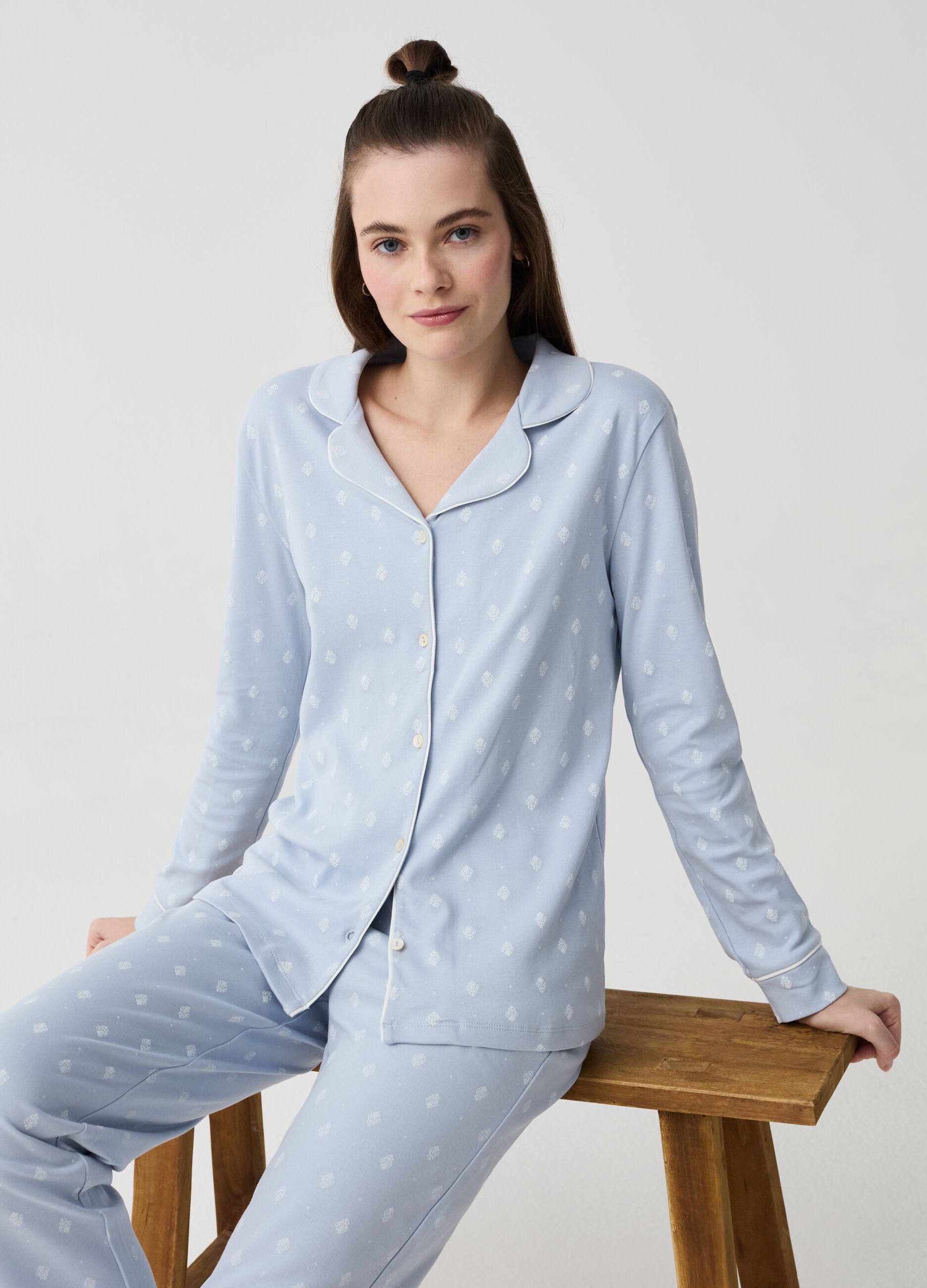 Pyjamas with arabesque print and buttons