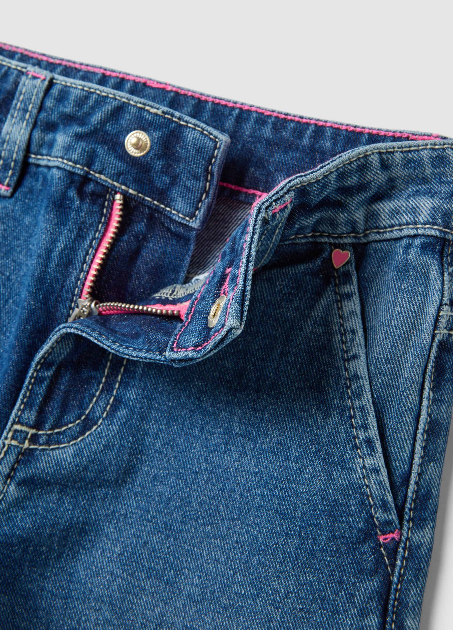 Jeans azuis wide leg em algod&atilde;o puro com estampado floral para menina