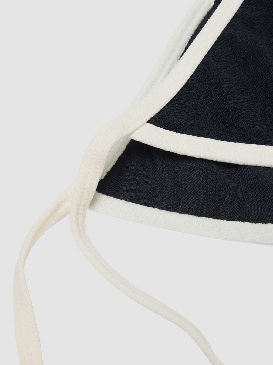 Schwarz-wei&szlig;es Bikinih&ouml;schen aus Stretchmaterial mit seitlichen B&auml;ndern_5