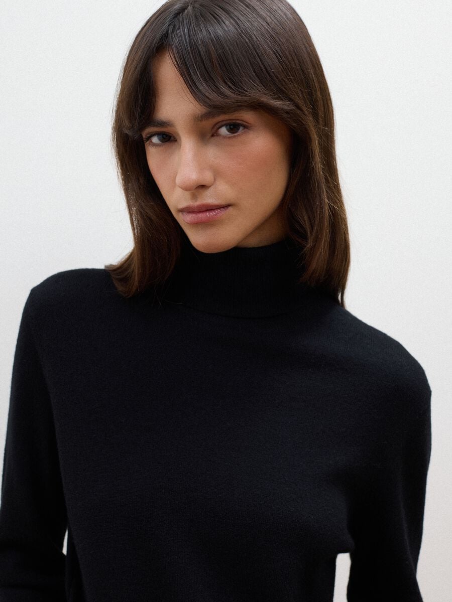 Maglia nera in pura lana con dolcevita regular fit_1