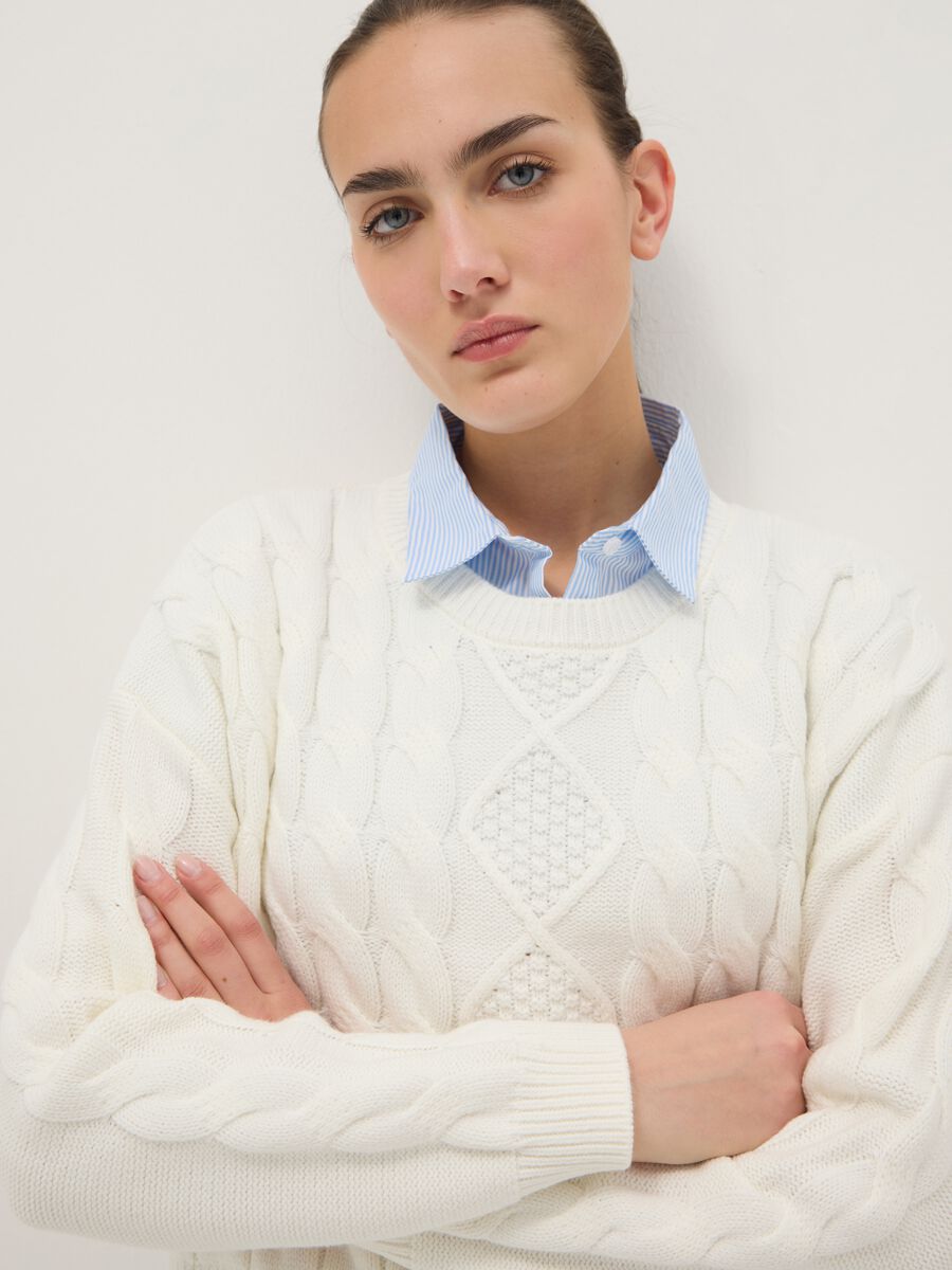 Wei&szlig;er Baumwollmix-Pullover im Regular Fit mit Zopfmuster_3