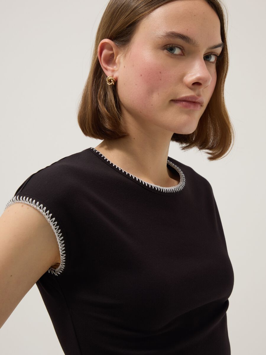 Schwarzes T-Shirt aus elastischem Baumwollstoff im regul&auml;ren Schnitt mit N&auml;hten_3