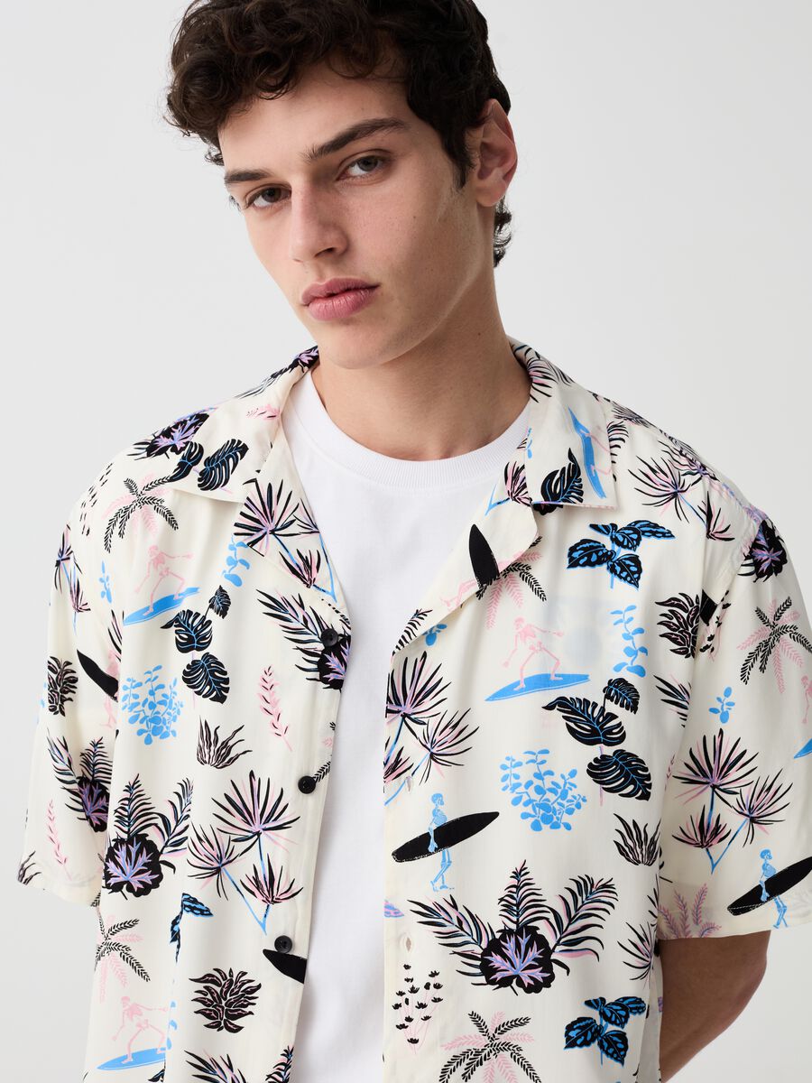 Short-sleeved shirt with foliage print_0