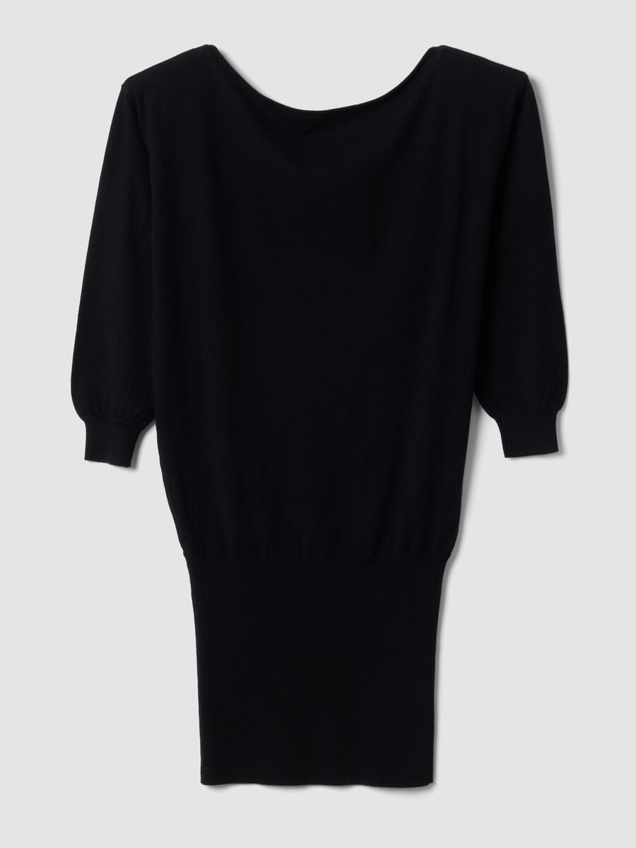 Schwarzes Kleid aus Viskosemix mit U-Boot-Ausschnitt_2