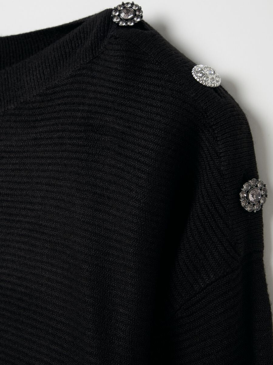 Curvy pullover with jewel button_5