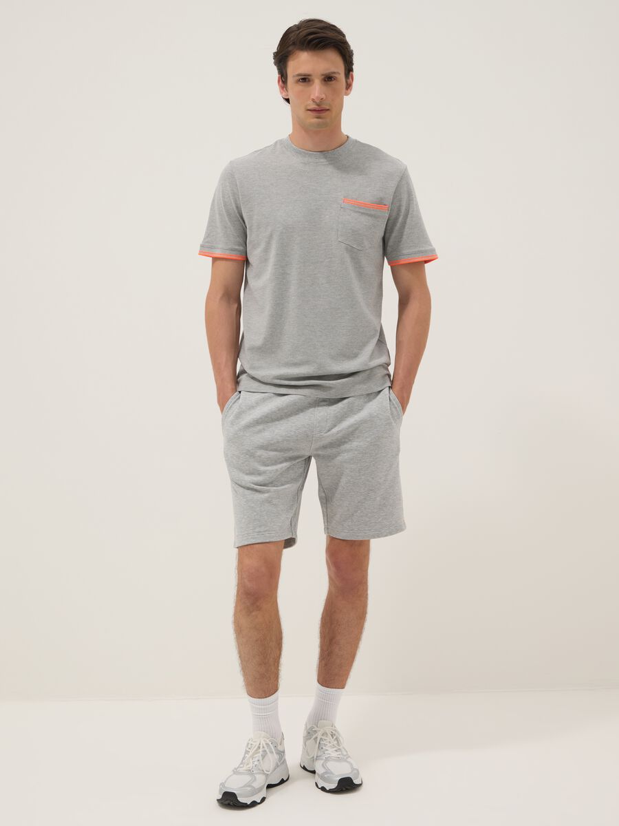 Graues T-Shirt aus Stretch-Baumwolle mit Brusttasche_2