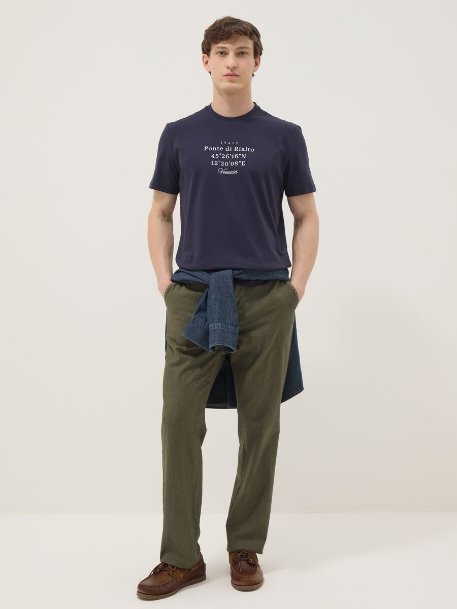 Blaues Regular-Fit T-Shirt aus reiner Baumwolle mit Frontprint_1