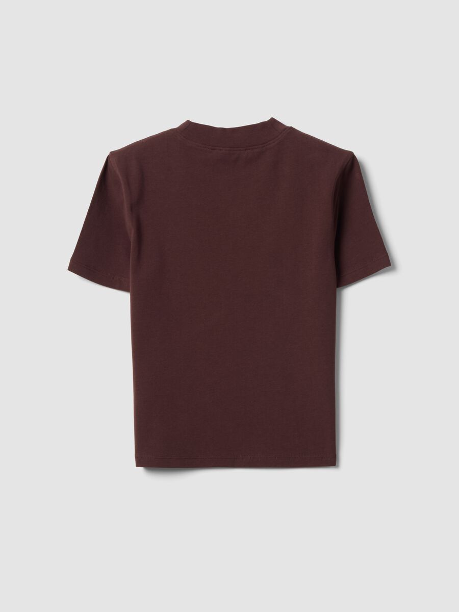 Braunes, figurbetontes T-Shirt aus Stretch-Baumwolle mit Stehkragen_5