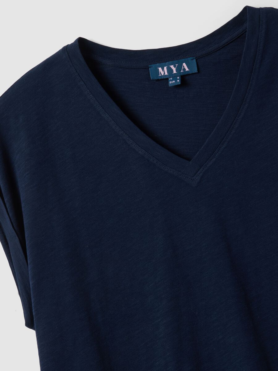 Kurzarm-T-Shirt aus reiner Baumwolle, blau, mit V-Ausschnitt und Regular Fit_5