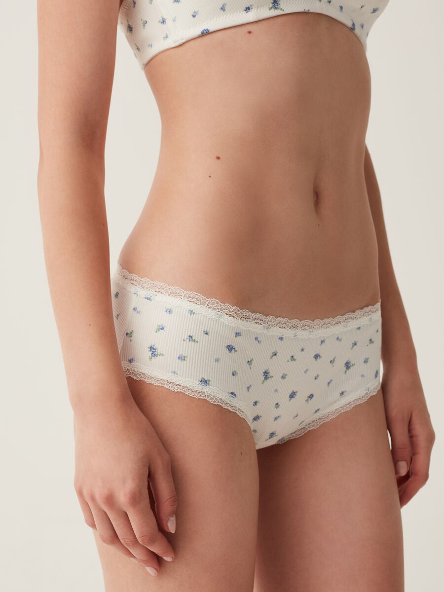 Briefs with small flowers and lace edging_3