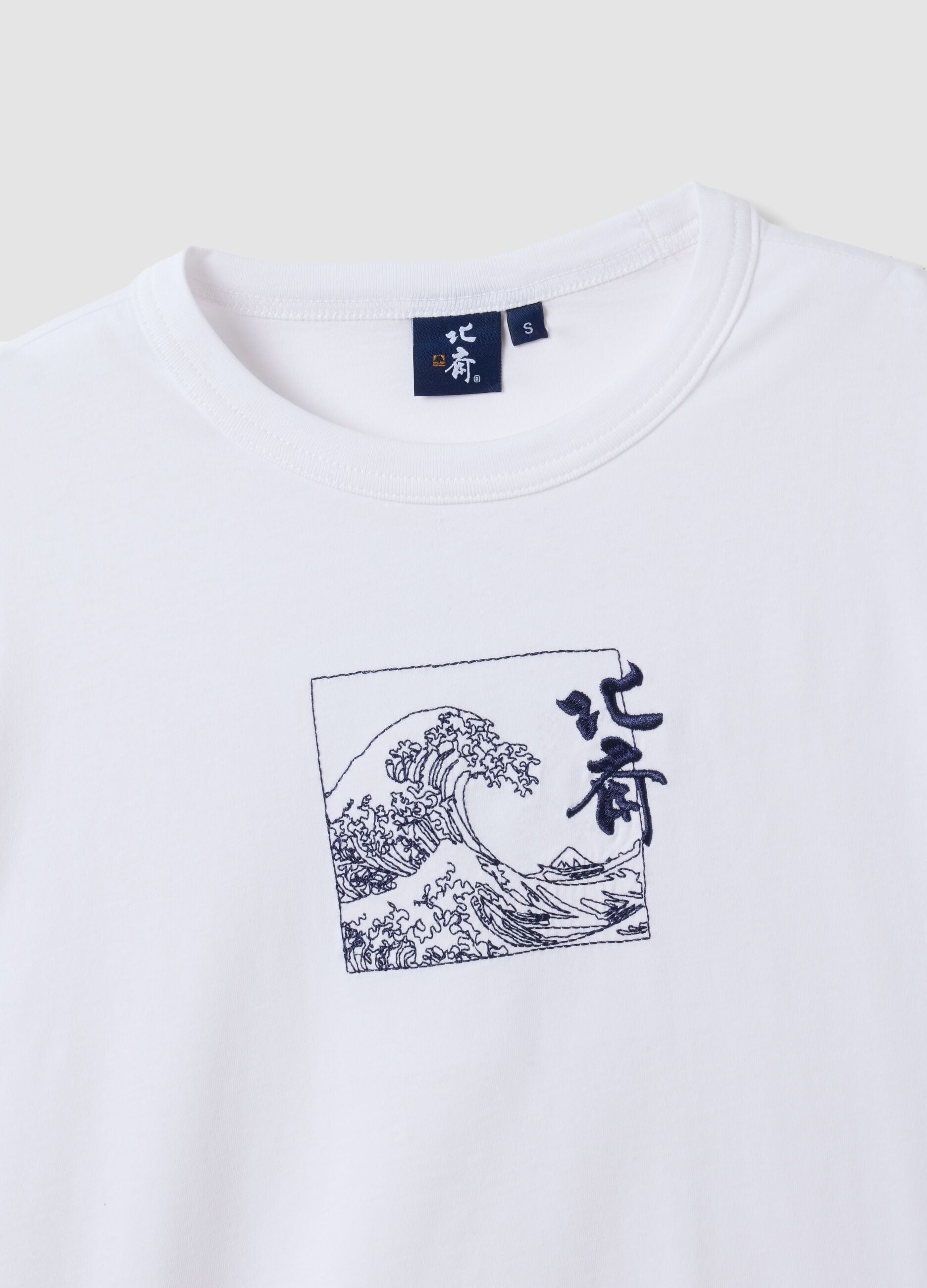 &Lambda;&epsilon;&upsilon;&kappa;ό T-shirt &alpha;&pi;ό 100% &beta;&alpha;&mu;&beta;ά&kappa;&iota; &mu;&epsilon; &sigma;&tau;ά&mu;&pi;&alpha; Hokusai
