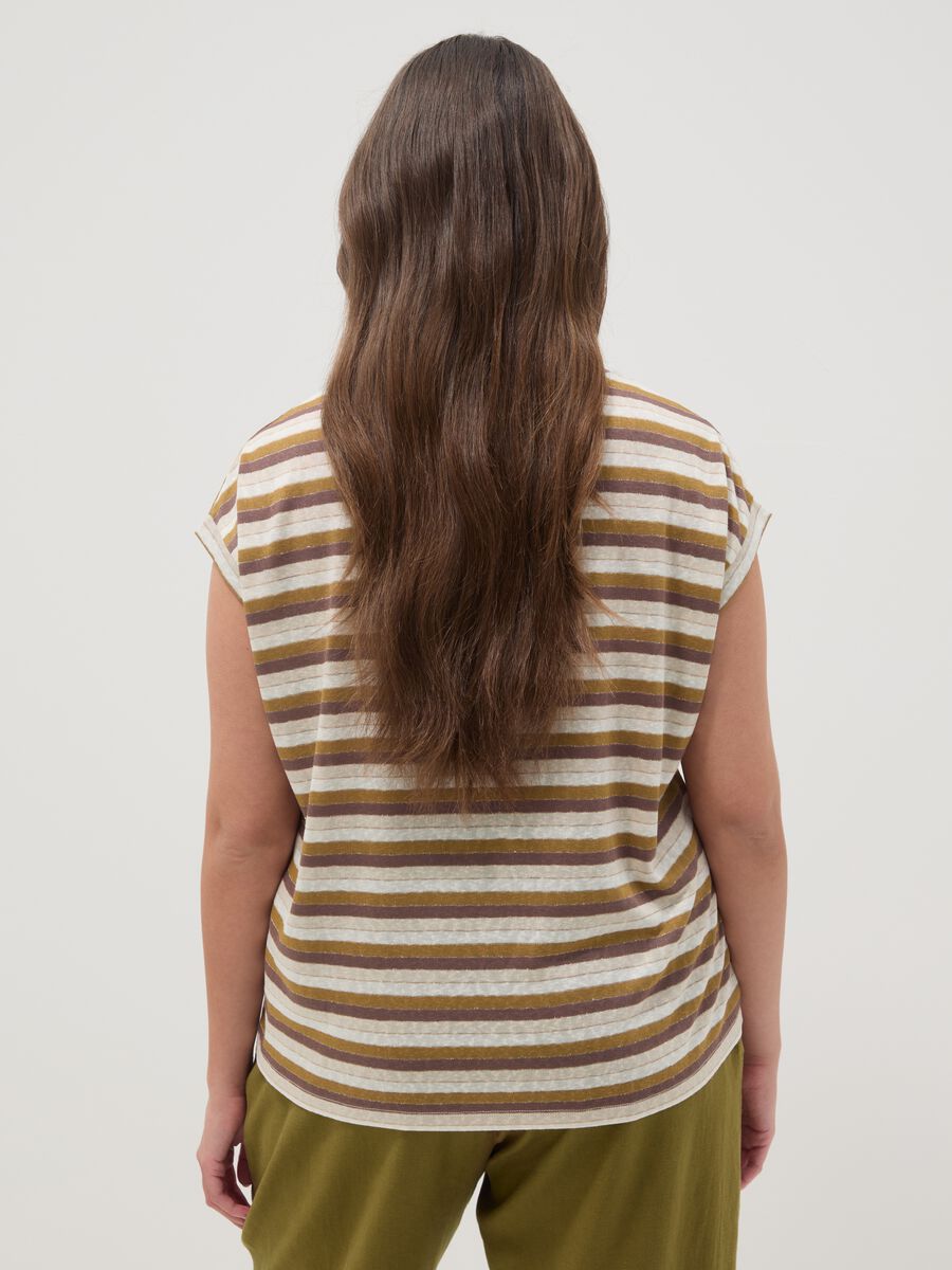 Regular-Fit T-Shirt aus Viskosemix mit mehrfarbigen Streifen_2